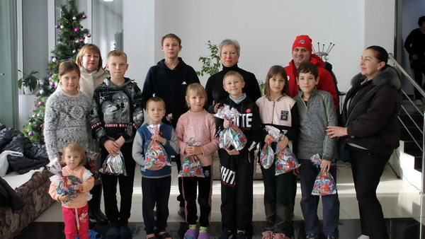 Общественники доставили новогодние подарки детям из Херсонской области