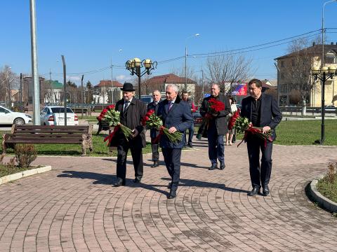 В Чегемском районе состоялось возложение цветов к памятнику Народным поэтам КБР Алиму Кешокову и Кайсыну Кулиеву