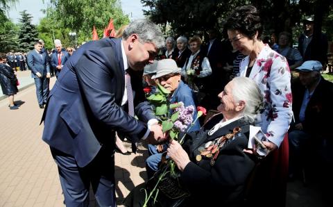 Глава Кабардино-Балкарии Казбек Коков возложил цветы к Вечному огню 