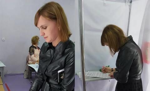 Воспитатель года Анастасия Ворон проголосовала на избирательном участке по месту работы