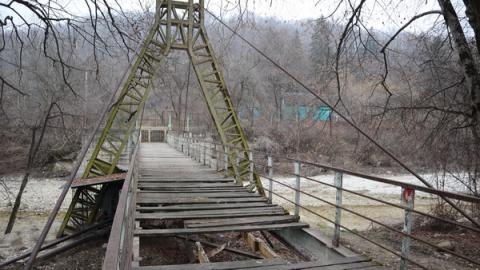 Доступ к опасному мосту закрыли